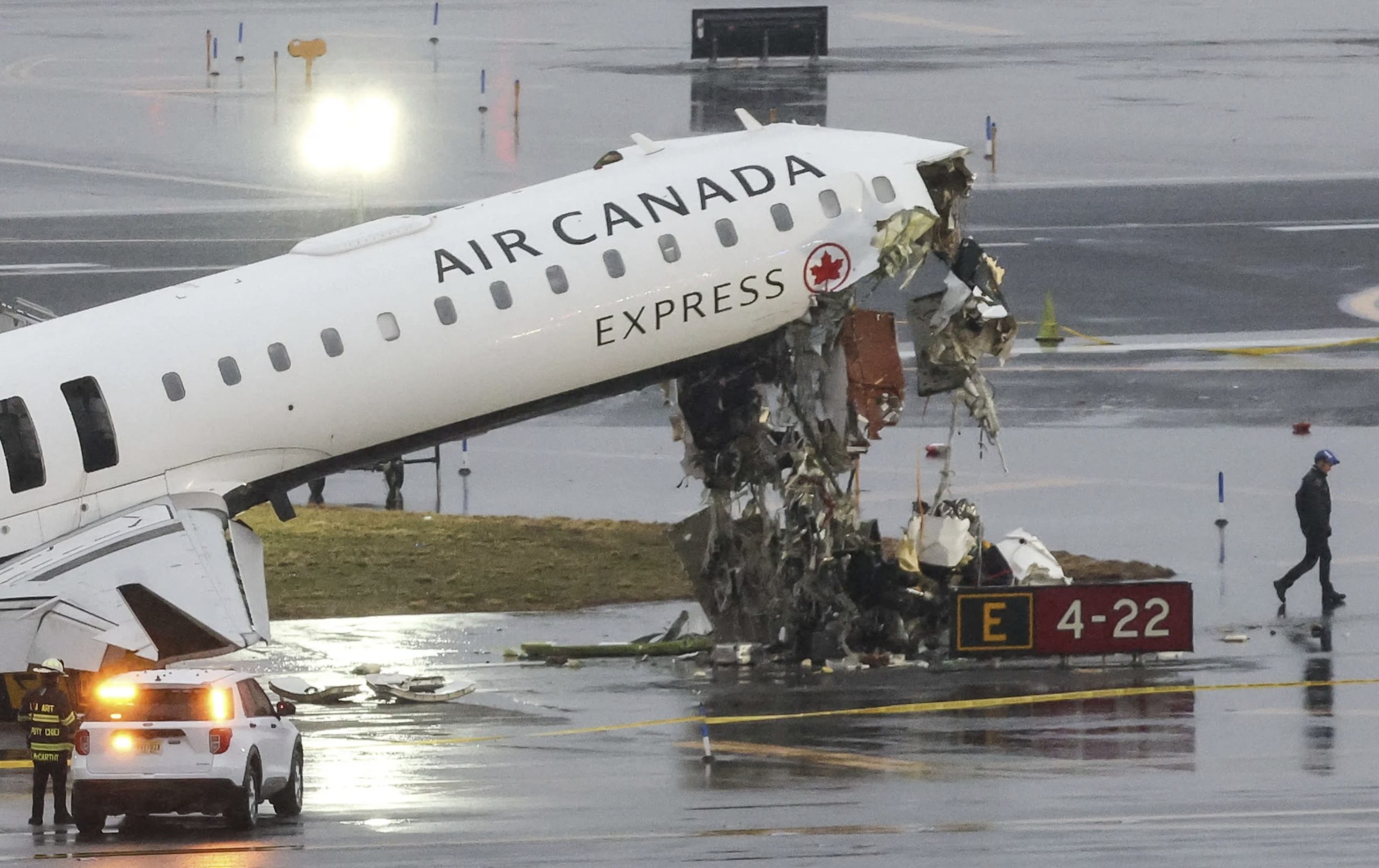 Collision on the Runway at LaGuardia Airport in New York, Two Pilots Killed